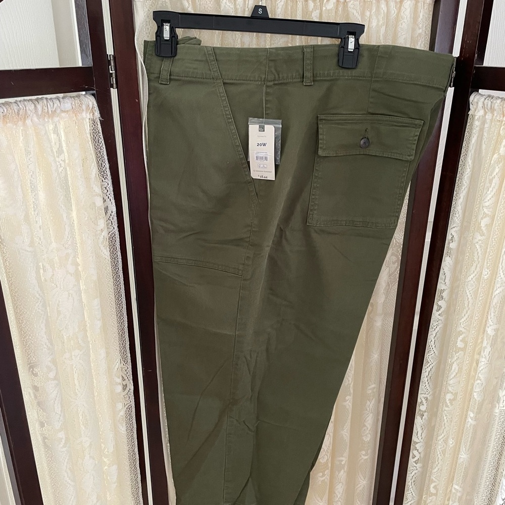 Olive Green Pants. Capri - Picture 2 of 6